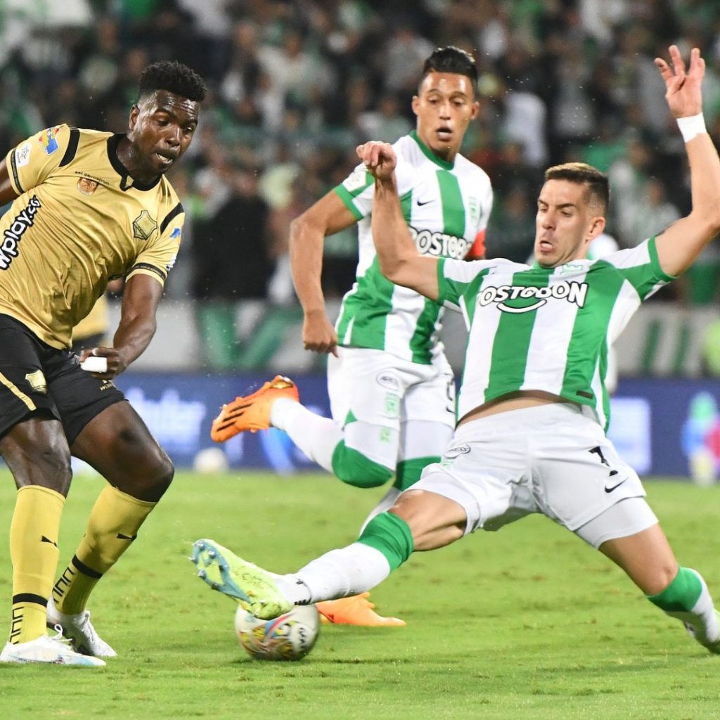 Nacional ganó sufriendo ante Águilas y sigue en la pelea.