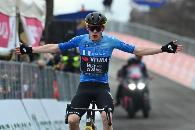 Tirreno-Adriático: Vingegaard sigue intratable gana etapa y es líder sólido.