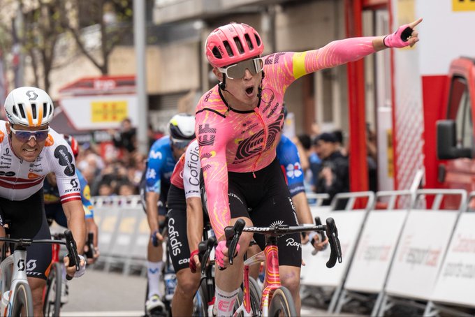 Vuelta a Cataluña: neerlandés gana cuarta etapa, Pogacar sigue líder.