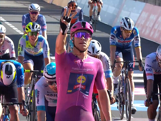 Giro de Italia: Jonathan Milan gana su tercera etapa y Pogacar sigue de rosa.