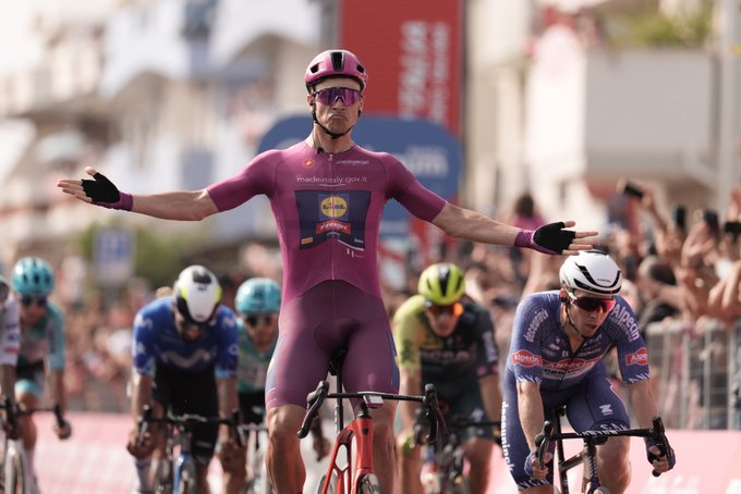 Giro de Italia: Milan gana su segunda etapa y POgacar sigue de líder.