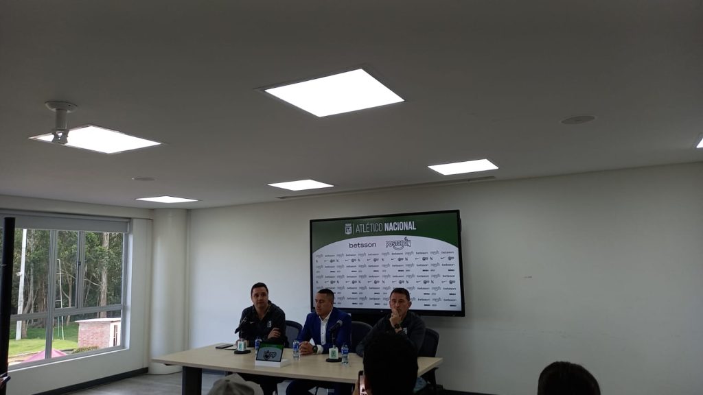 Efraín Juárez fue presentado en la sede de Guarne como nuevo DT de Atlético Nacional.
