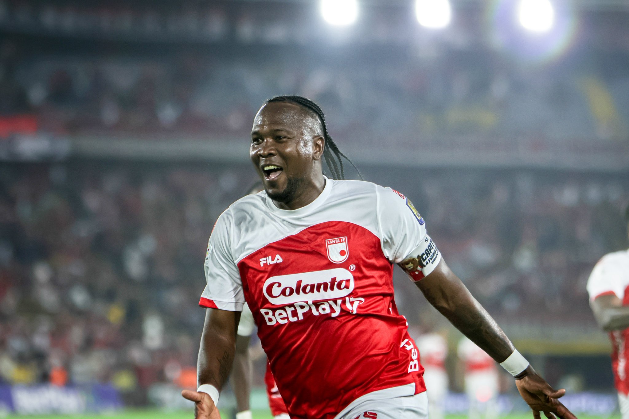 De la mano de Rodallega, Santa Fe sigue en la pelea.